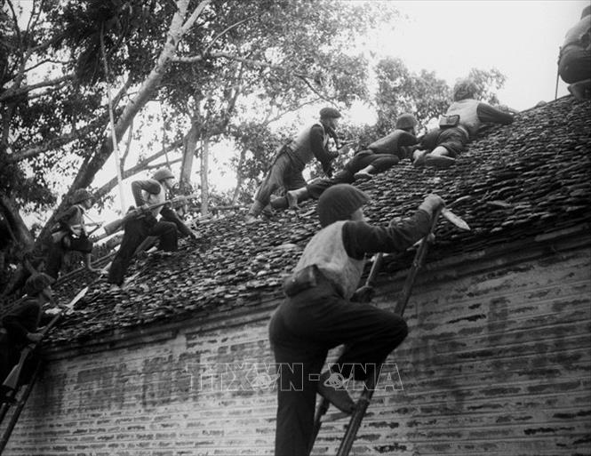 Trong kháng chiến chống Pháp, với việc phát động cuộc chiến tranh nhân dân, Trung ương Đảng chủ trương giáo dục, động viên và hướng dẫn toàn thể đồng bào đồng lòng, quyết tâm đánh thắng giặc, mỗi người dân đều trở thành một chiến sĩ. Trong ảnh: Các chiến sỹ Vệ Quốc đoàn chiến đấu kiên cường, bảo vệ từng ngôi nhà, tấc đất của Thủ đô trong những ngày đầu Toàn quốc kháng chiến, tháng 12/1946. Ảnh: Tư liệu TTXVN