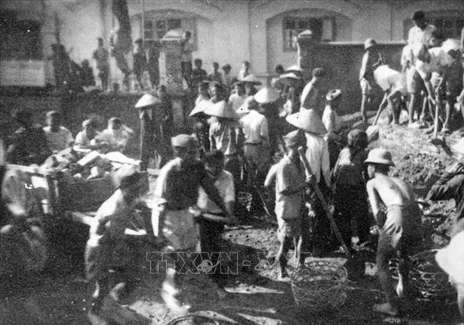 Trong kháng chiến chống Pháp, với việc phát động cuộc chiến tranh nhân dân, Đảng chủ trương giáo dục, động viên và hướng dẫn toàn thể đồng bào đồng lòng, quyết tâm đánh thắng giặc, mỗi người dân đều trở thành một chiến sĩ. Trong ảnh: Chiến sĩ tự vệ và nhân dân Hà Nội đào hầm hào, xây dựng công sự để chuẩn bị chiến đấu chống quân Pháp. Ảnh: TTXVN