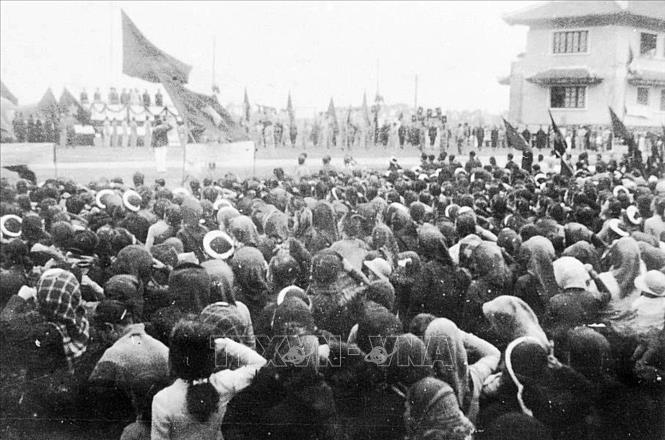 Trong ảnh: Ngày 12/1/1946, hàng vạn nhân dân Thủ đô mít tinh tại khu học xá Trung ương (nay là Đại học Bách khoa Hà Nội) chào mừng Chủ tịch Hồ Chí Minh và các đại biểu vừa trúng cử vào Quốc hội khoá I. Ảnh: Tư liệu TTXVN