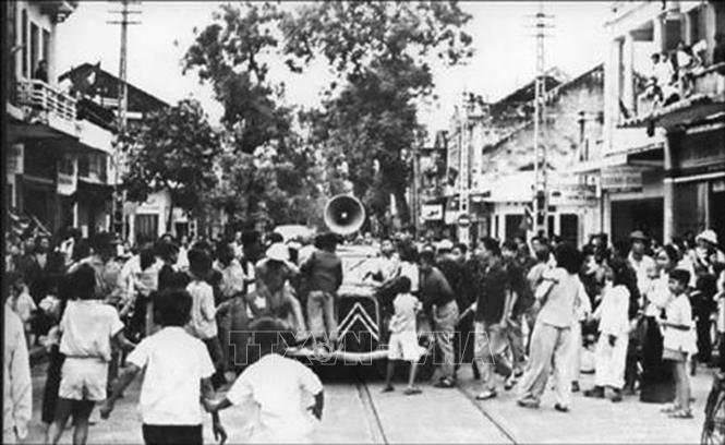 Tháng 12/1946, trước dã tâm xâm lược nước ta một lần nữa của thực dân Pháp, Đảng và Chủ tịch Hồ Chí Minh đã phát động toàn quốc kháng chiến, kêu gọi toàn dân tộc Việt Nam nhất tề đứng lên kháng chiến với quyết tâm “Quyết tử cho Tổ quốc quyết sinh”, “thà hi sinh tất cả chứ nhất định không chịu mất nước, nhất định không chịu làm nô lệ”. Trong ảnh: Nhân dân Thủ đô nghe loa thông báo phát đi Lời kêu gọi Toàn quốc kháng chiến của Chủ tịch Hồ Chí Minh (12/1946). Ảnh: Tư liệu/TTXVN phát