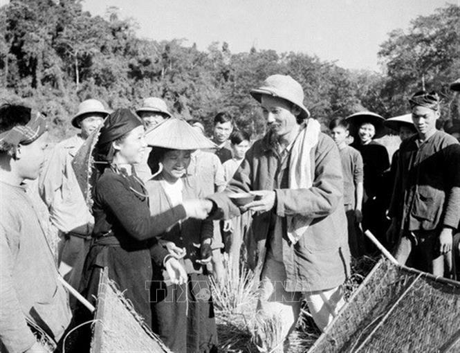 Vận động nhân dân tham gia kháng chiến chống Pháp trên mọi mặt trận, vừa huy động, vừa bồi dưỡng sức dân, Đảng thực hiện chính sách khuyến khích các thành phần kinh tế sản xuất, kinh doanh, tiến hành giảm tô, giảm tức, giải quyết một phần quan trọng yêu cầu ruộng đất cho nông dân, nâng cao dân trí. Trong ảnh: Chủ tịch Hồ Chí Minh đến thăm nông dân tỉnh Bắc Kạn đang thu hoạch lúa mùa năm 1950. Ảnh: Tư liệu TTXVN