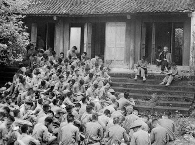 Trong ảnh: Ngày 19/9/1954, tại sân Đền Giếng trong Khu di tích Đền Hùng (Phú Thọ), trước khi về tiếp quản Thủ đô, cán bộ, chiến sĩ Đại đoàn Quân tiên phong - Sư đoàn 308 được nghe Chủ tịch Hồ Chí Minh nói chuyện thân mật. Người căn dặn: 