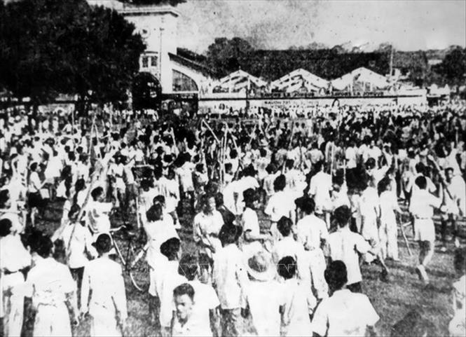 Bằng đường lối kháng chiến toàn dân, toàn diện, lâu dài, dựa vào sức mình là chính, đồng thời tranh thủ sự đồng tình và ủng hộ của bạn bè quốc tế, Đảng đã lãnh đạo nhân dân ta lần lượt đánh bại các kế hoạch chiến tranh của thực dân Pháp giành thắng lợi mà đỉnh cao là chiến thắng lịch sử Điện Biên Phủ “lừng lẫy năm châu, chấn động địa cầu”, buộc Chính phủ Pháp phải ký kết Hiệp định Geneva chấm dứt sự thống trị của thực dân Pháp ở nước ta. Trong ảnh: Hàng vạn đồng bào Sài Gòn xuống đường tuần hành chính trị phản đối hai tàu chiến Mỹ Anderson và Sticker cập cảng Sài Gòn (19/3/1950). Ảnh: Tư liệu/TTXVN phát
