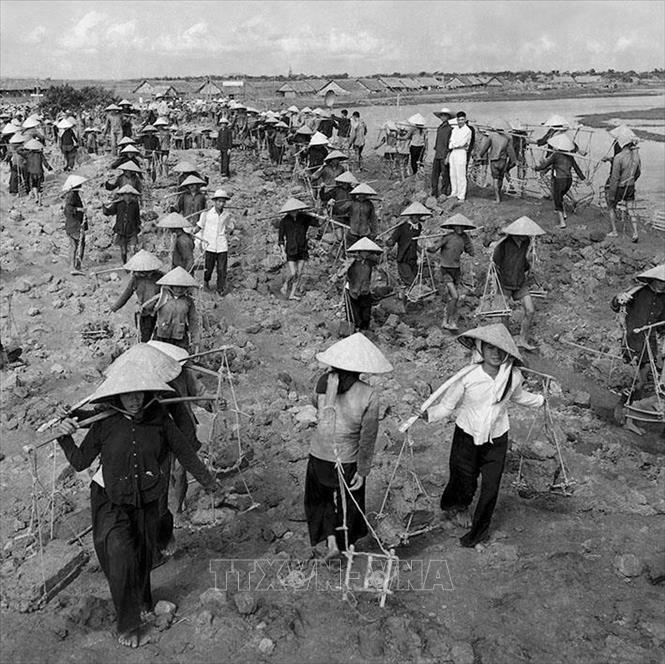 Công tác dân vận được triển khai sâu rộng trong các cấp, các ngành, các lĩnh vực, các tầng lớp nhân dân; phát huy sức mạnh tổng hợp của toàn dân tộc kết hợp với sức mạnh thời đại để đạt được những thành tựu đáng khích lệ trong công cuộc xây dựng chủ nghĩa xã hội ở miền Bắc; góp phần động viên đến mức cao nhất sức người, sức của  hậu phương miền Bắc đối với tiền tuyến lớn miền Nam. Trong ảnh: Công trình Đại thuỷ nông Bắc – Hưng - Hải được xây dựng từ cuối năm 1958, là một trong những ngọn cờ thi đua trong thời kì xây dựng chủ nghĩa xã hội ở miền Bắc sau năm 1954. Ảnh: Hữu Ngôi – TTXVN