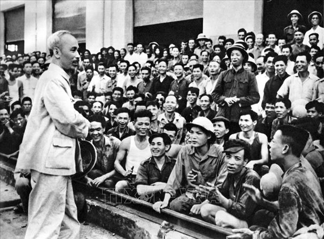 Trong điều kiện đất nước tạm thời bị chia cắt hai miền, Đảng ta luôn quan tâm củng cố, phát huy sức mạnh đại đoàn kết toàn dân tộc, xây dựng Mặt trận và các đoàn thể nhân dân vững mạnh, thực sự là cầu nối giữa Đảng, Nhà nước với nhân dân. Trong ảnh: Đến thăm nhà máy xe lửa Gia Lâm, Bác Hồ nhắc nhở công nhân, cán bộ phát huy truyền thống cách mạng của nhà máy, ra sức xây dựng miền Bắc, ủng hộ miền Nam. Ảnh: TTXVN