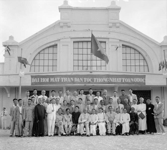 Ngày 10/9/1955, Mặt trận Tổ quốc Việt Nam ra đời, tăng cường đoàn kết mọi lực lượng dân tộc và dân chủ, động viên đồng bào, chiến sĩ nêu cao chủ nghĩa anh hùng cách mạng đánh thắng chiến tranh phá hoại của đế quốc Mỹ và hết lòng đáp ứng các yêu cầu của cuộc đấu tranh yêu nước của đồng bào miền Nam. Trong ảnh: Ban thường trực MTTQ Việt Nam khóa I. Ảnh: Đức Hóa - TTXVN