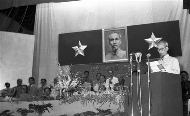 Ngày 10/9/1955, Mặt trận Tổ quốc Việt Nam ra đời, tăng cường đoàn kết mọi lực lượng dân tộc và dân chủ, động viên đồng bào, chiến sĩ nêu cao chủ nghĩa anh hùng cách mạng đánh thắng chiến tranh phá hoại của đế quốc Mỹ và hết lòng đáp ứng các yêu cầu của cuộc đấu tranh yêu nước của đồng bào miền Nam. Trong ảnh: Chủ tịch Hồ Chí Minh phát biểu tại phiên khai mạc Đại hội, ngày 5/9/1955. Ảnh: Tư liệu TTXVN