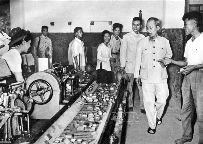 Trong điều kiện đất nước tạm thời bị chia cắt hai miền, Đảng ta luôn quan tâm củng cố, phát huy sức mạnh đại đoàn kết toàn dân tộc, xây dựng Mặt trận và các đoàn thể nhân dân vững mạnh, thực sự là cầu nối giữa Đảng, Nhà nước với nhân dân. Trong ảnh: Bác Hồ đến thăm nhà máy diêm Thống Nhất những năm đầu khôi phục kinh tế (1956). Ảnh: TTXVN