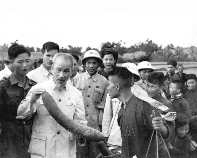 Trong điều kiện đất nước tạm thời bị chia cắt hai miền, Đảng ta luôn quan tâm củng cố, phát huy sức mạnh đại đoàn kết toàn dân tộc, xây dựng Mặt trận và các đoàn thể nhân dân vững mạnh, thực sự là cầu nối giữa Đảng, Nhà nước với nhân dân. Trong ảnh: Nông dân xã Ái Quốc, huyện Nam Sách, tỉnh Hải Dương báo cáo kết quả tăng gia sản xuất hoa màu của địa phương với Chủ tịch Hồ Chí Minh (31/5/1957). Ảnh: Tư liệu TTXVN