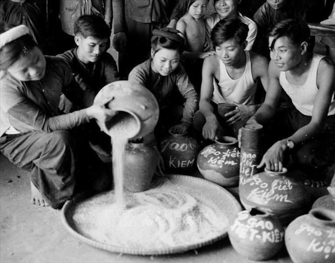 Bằng sức mạnh đại đoàn kết, nhân dân miền Bắc vừa kiên cường chiến đấu, đánh bại hoàn toàn hai cuộc chiến tranh phá hoại bằng không quân, hải quân của đế quốc Mỹ trong những năm 1965-1968 và 1972-1973, vừa đẩy mạnh sản xuất, ra sức chi viện cho tiền tuyến lớn miền Nam. Trong ảnh: Đoàn viên Chi đoàn thanh niên xã Tam Sơn, huyện Yên Dũng, tỉnh Bắc Giang thực hiện phong trào gạo tiết kiệm cho hội viên vay (28/6/1960). Ảnh: Đức Như - TTXVN