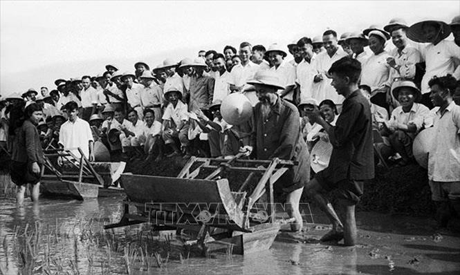 Trong điều kiện đất nước tạm thời bị chia cắt hai miền, Đảng ta luôn quan tâm củng cố, phát huy sức mạnh đại đoàn kết toàn dân tộc, xây dựng Mặt trận và các đoàn thể nhân dân vững mạnh, thực sự là cầu nối giữa Đảng, Nhà nước với nhân dân. Trong ảnh: Chủ tịch Hồ Chí Minh đến thăm Sở Nông Lâm Hà Nội và sử dụng thử chiếc máy cấy tại ruộng thí nghiệm của Sở (7/1960). Ảnh: Tư liệu TTXVN