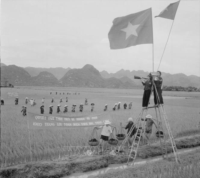 Bằng sức mạnh đại đoàn kết, nhân dân miền Bắc vừa kiên cường chiến đấu, đánh bại hoàn toàn hai cuộc chiến tranh phá hoại bằng không quân, hải quân của đế quốc Mỹ trong những năm 1965-1968 và 1972-1973, vừa đẩy mạnh sản xuất, ra sức chi viện cho tiền tuyến lớn miền Nam. Trong ảnh: 