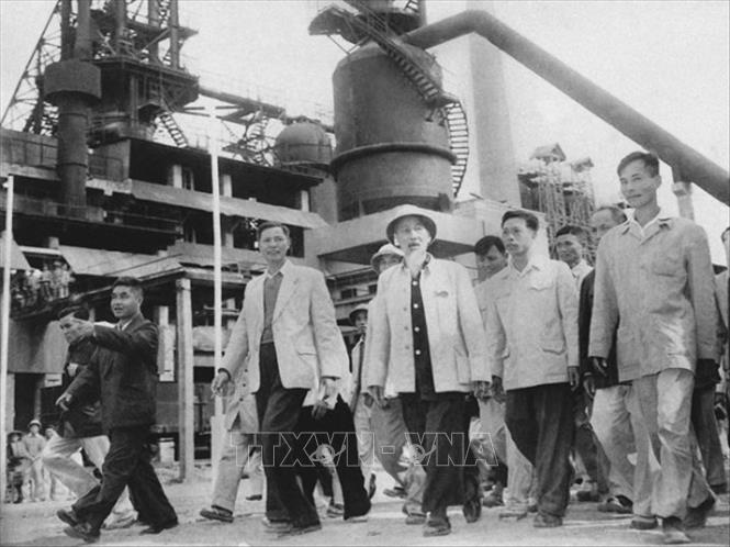 Trong điều kiện đất nước tạm thời bị chia cắt hai miền, Đảng ta luôn quan tâm củng cố, phát huy sức mạnh đại đoàn kết toàn dân tộc, xây dựng Mặt trận và các đoàn thể nhân dân vững mạnh, thực sự là cầu nối giữa Đảng, Nhà nước với nhân dân. Trong ảnh: Chủ tịch Hồ Chí Minh thăm Khu Công nghiệp liên hợp gang thép Thái Nguyên nhân dịp lò cao số 1 ra mẻ gang đầu tiên (1/1/1964). Ảnh: Tư liệu TTXVN