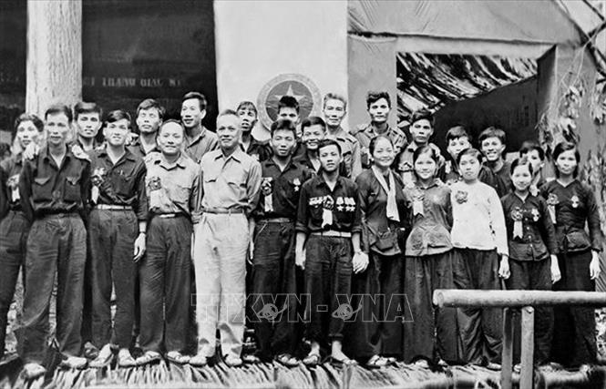 Tại miền Nam, ngày 20/12/1960,Đại hội đại biểu quốc dân miền Nam họp tại vùng căn cứ Tây Ninh quyết định thành lập Mặt trận Dân tộc Giải phóng miền Nam Việt Nam. Trong ảnh: Chủ tịch Mặt trận Dân tộc Giải phóng miền Nam Việt Nam Nguyễn Hữu Thọ với các đại biểu tại Đại hội Anh hùng, Chiến sĩ thi đua, Dũng sĩ các Lực lượng vũ trang nhân dân miền Nam Việt Nam lần thứ hai diễn ra tại vùng giải phóng, tháng 9/1967. Ảnh: Tư liệu TTXVN