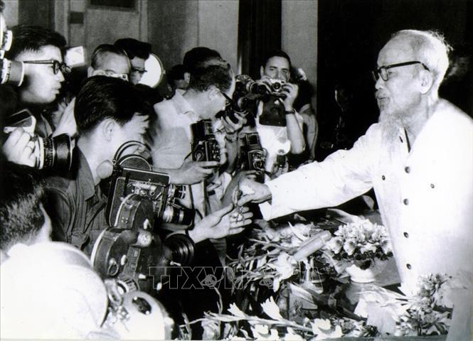 Trong điều kiện đất nước tạm thời bị chia cắt hai miền, Đảng ta luôn quan tâm củng cố, phát huy sức mạnh đại đoàn kết toàn dân tộc, xây dựng Mặt trận và các đoàn thể nhân dân vững mạnh, thực sự là cầu nối giữa Đảng, Nhà nước với nhân dân. Trong ảnh: Chủ tịch Hồ Chí Minh gặp gỡ phóng viên các cơ quan báo chí trong và ngoài nước tại Thủ đô Hà Nội (5/1968). Ảnh: TTXVN