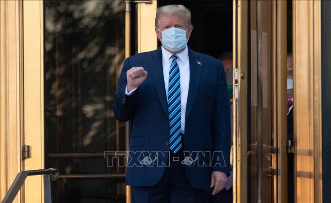 Trong ảnh: Tổng thống Mỹ Donald Trump rời Trung tâm quân y Walter Reed ở Bethesda, bang Maryland, nơi ông được điều trị do nhiễm COVID-19, để trở lại Nhà Trắng ngày 5/10/2020. Ảnh: AFP/TTXVN
