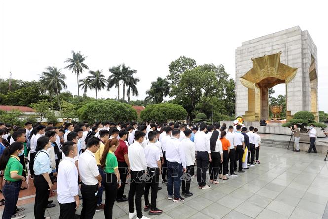 Trong ảnh: Đoàn 130 học sinh, sinh viên các cơ sở giáo dục nghề nghiệp xuất sắc, tiêu biểu năm 2020 vào dâng hương tại Đài tưởng niệm các Anh hùng liệt sỹ trên đường Bắc Sơn. Ảnh: Anh Tuấn – TTXVN