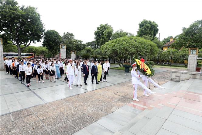 Trong ảnh: Đoàn 130 học sinh, sinh viên các cơ sở giáo dục nghề nghiệp xuất sắc, tiêu biểu năm 2020 vào dâng hương tại Đài tưởng niệm các Anh hùng liệt sỹ trên đường Bắc Sơn. Ảnh: Anh Tuấn – TTXVN