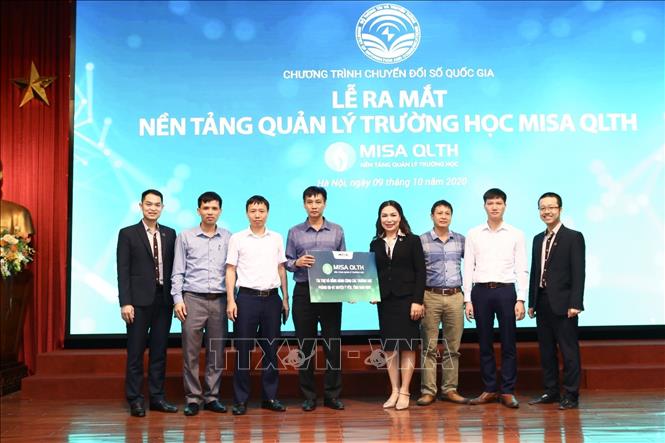 Trong ảnh: Bà Đinh Thị Thuý, Tổng giám đốc Công ty Cổ phần MISA trao biểu trưng tài trợ cho đại diện Phòng giáo dục và Đào tạo Ý Yên (Nam Định). Ảnh: Minh Quyết - TTXVN