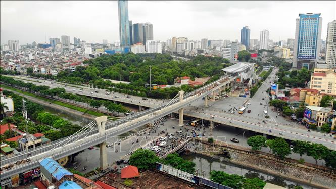 Trong ảnh: Ô Cầu Giấy được cho là nằm ở đoạn cây cầu bắc qua sông Tô Lịch tại ngã tư đường Láng - Bưởi - Cầu Giấy - Kim Mã điểm giao nhau đường sắt Nhổn - Ga Hà Nội và tuyến đường vành đai 2 trên cao. Ảnh: Danh Lam-TTXVN