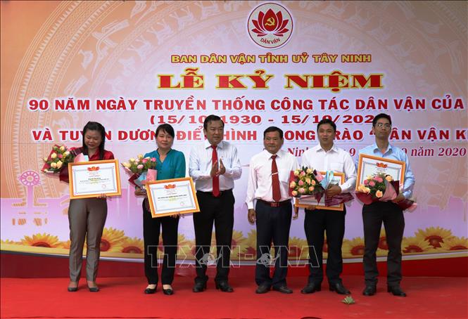 Trong ảnh: Ban Dân vận Tỉnh ủy Tây Ninh tặng giấy khen cho các cá nhân có thành tích xuất sắc trong phong trài thi đua 