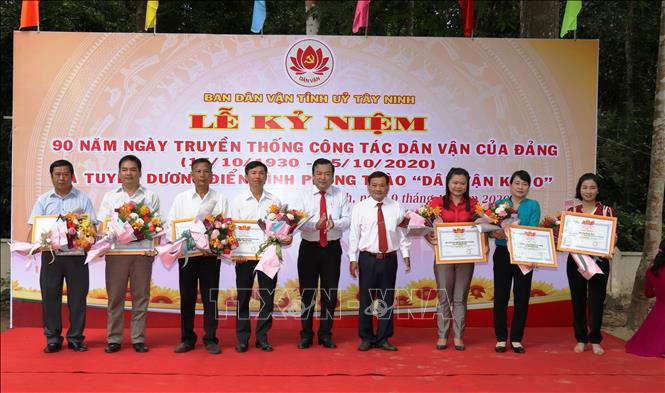 Trong ảnh: Ban Dân vận Tỉnh ủy Tây Ninh tặng giấy khen cho tập thể có thành tích xuất sắc trong phong trài thi đua 