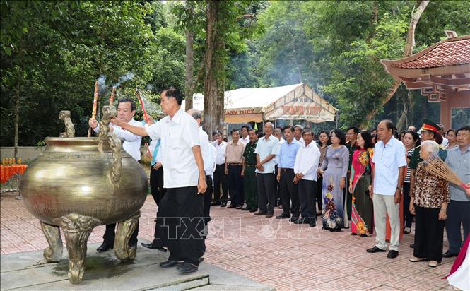 Trong ảnh: Lãnh đạo Tỉnh ủy Tây Ninh và ban Dân vận Trung ương thắp hương tưởng nhớ các Anh hùng liệt sĩ. Ảnh: Lê Đức Hoảnh-TTXVN