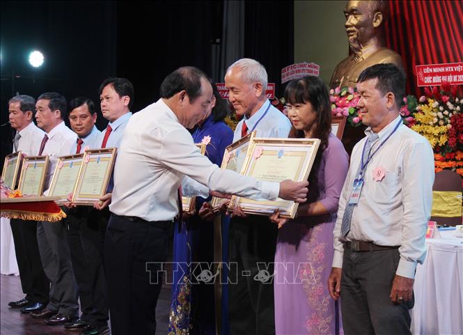 Trong ảnh: Chủ tịch Liên minh Hợp tác xã Việt Nam Nguyễn Ngọc Bảo tặng Bằng khen của Liên minh Hợp tác xã Việt Nam cho các cá nhân, tập thể có thành tích xuất sắc. Ảnh: Xuân Anh - TTXVN