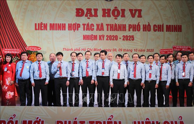 Trong ảnh: Ban Chấp hành Liên minh Hợp tác xã Thành phố Hồ Chí Minh nhiệm kỳ 2020 - 2025 ra mắt Đại hội. Ảnh: Xuân Anh –TTXVN