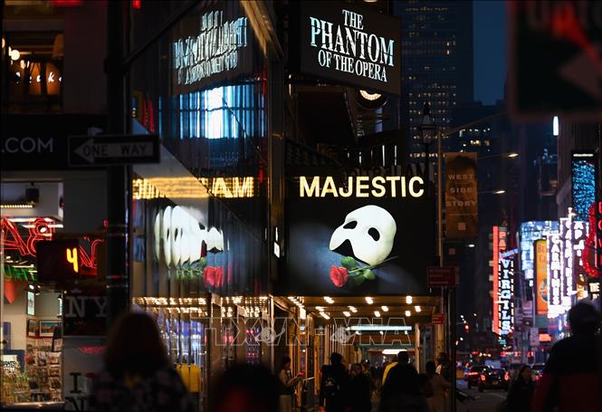 Trong ảnh: Biển quảng cáo một vở diễn của Nhà hát Broadway tại New York, Mỹ, ngày 12/3/2020. Ảnh: AFP/ TTXVN