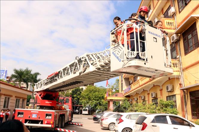 Trong ảnh: Các chiến sỹ Cảnh sát Phòng cháy chữa cháy tỉnh Bắc Ninh hướng dẫn các em học sinh tham gia trải nghiệm 