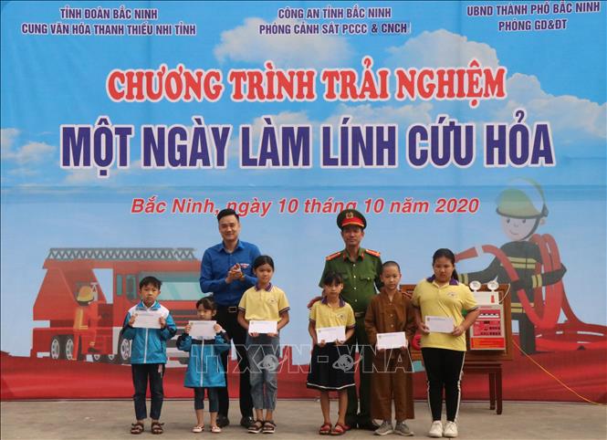 Trong ảnh: Ban Tổ chức tặng quà cho những học sinh có hoàn cảnh khó khăn. Ảnh: Đinh Văn Nhiều-TTXVN