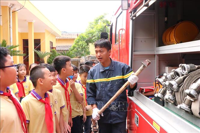 Trong ảnh: Các chiến sỹ Cảnh sát phòng cháy chữa cháy tỉnh Bắc Ninh hướng dẫn các em học sinh tham gia trải nghiệm 