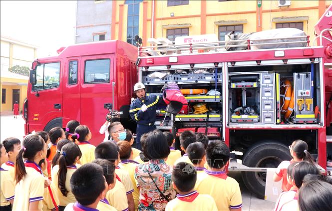 Trong ảnh: Các chiến sỹ Cảnh sát phòng cháy chữa cháy tỉnh Bắc Ninh hướng dẫn các em học sinh tham gia trải nghiệm 