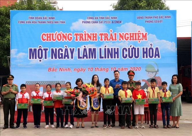Trong ảnh: Ban Tổ chức tặng quà cho các đơn vị tham gia chương trình trải nghiệm. Ảnh: Đinh Văn Nhiều-TTXVN