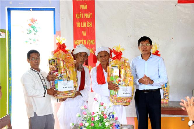 Trong ảnh: Ông Lê Tuấn Phong, Phó chủ tịch UBND tỉnh tặng quà, chúc tết Katê tại huyện Tuy Phong. Ảnh: Hồng Hiếu- TTXVN