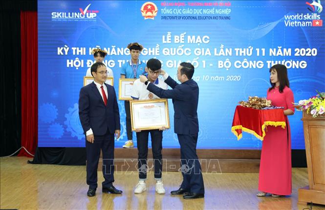 Trong ảnh: Ông Đồng Văn Ngọc, Hiệu trưởng Trường Cao đẳng Cơ điện Hà Nội trao Huy chương cho các thí sinh đoạt giải Vàng tại Hội đồng thi quốc gia số 1. Ảnh: Anh Tuấn - TTXVN