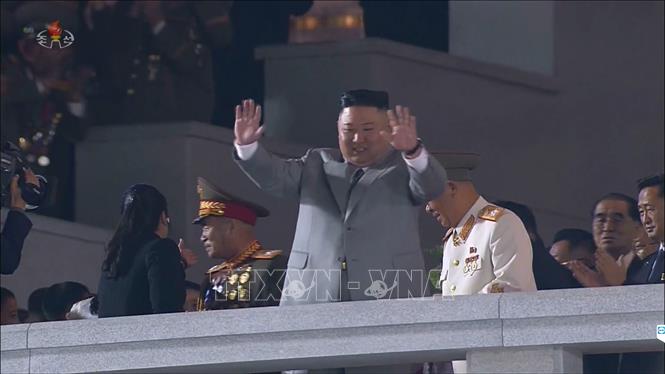 Trong ảnh (do Đài truyền hình Trung ương Triều Tiên đăng phát): Nhà lãnh đạo Triều Tiên Kim Jong-un dự lễ duyệt binh kỷ niệm 75 năm thành lập Đảng Lao động Triều Tiên tại quảng trường Kim Il Sung ở Bình Nhưỡng, ngày 10/10/2020. Ảnh: YONHAP/TTXVN