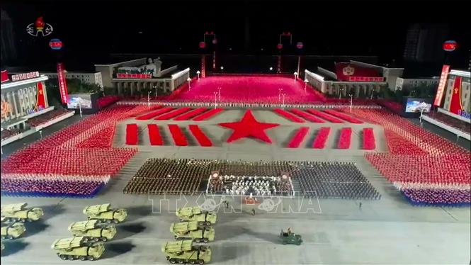 Trong ảnh (do Đài truyền hình Trung ương Triều Tiên đăng phát): Toàn cảnh lễ duyệt binh kỷ niệm 75 năm thành lập Đảng Lao động Triều Tiên tại quảng trường Kim Il Sung ở Bình Nhưỡng, ngày 10/10/2020. Ảnh: AFP/TTXVN