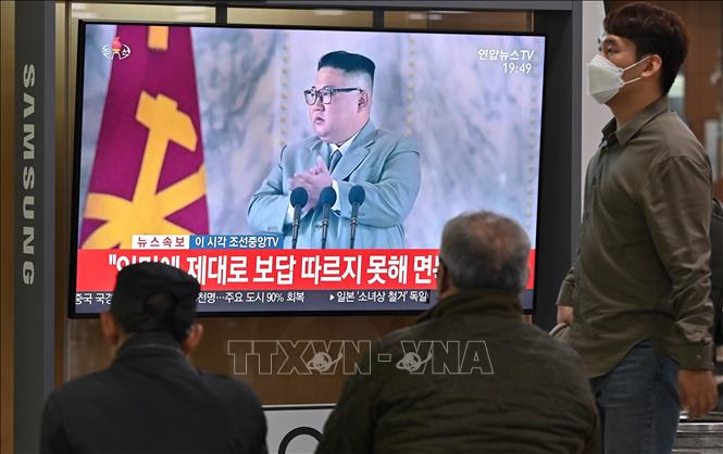 Trong ảnh: Người dân theo dõi qua truyền hình hình ảnh nhà lãnh đạo Triều Tiên Kim Jong-un tại lễ duyệt binh kỷ niệm 75 năm thành lập Đảng Lao động Triều Tiên, ở nhà ga Seoul (Hàn Quốc), ngày 10/10/2020. Ảnh: AFP/TTXVN