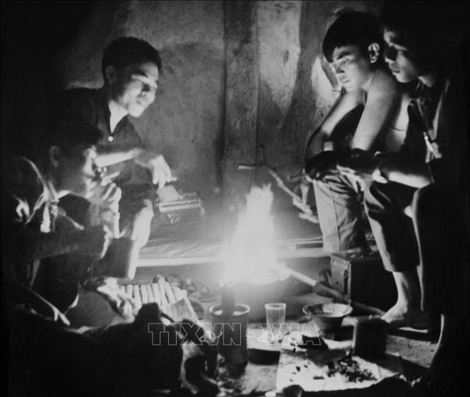 Trong ảnh: Tổ Nhiếp ảnh Sài Gòn- Gia Định của TTXGP dưới địa đạo Củ Chi, tháng 2/1966. Ảnh: TTXGP