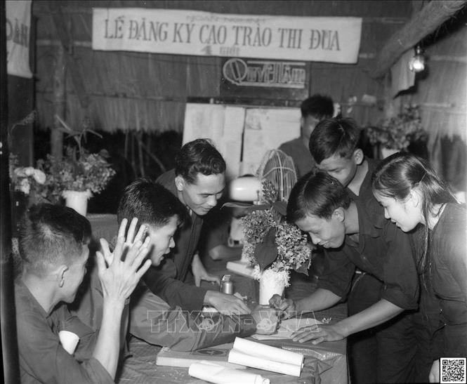 Trong ảnh: Đoàn Thanh niên Thông tấn xã Giải phóng tại căn cứ ký kết giao ước thi đua. Ảnh: TTXGP