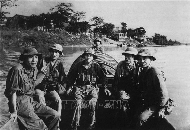 Trong ảnh: Phóng viên VNTTX Lam Thanh, Xuân Lâm, Vũ Tạo và các đồng nghiệp đi Chiến dịch Quảng Trị (tháng 1/1972). Ảnh: VNTTX