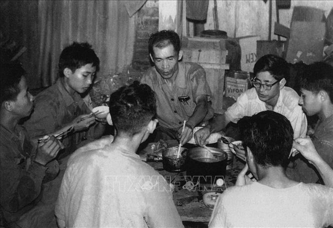 Trong ảnh: Phóng viên VNTTX trong một bữa cơm ở Thành cổ Quảng Trị (1972). Ảnh: VNTTX