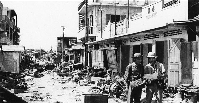 Trong ảnh: Phóng viên Lam Thanh (bên trái) và Xuân Lâm trên đường phố Quảng Trị năm 1972. Ảnh: TTXGP