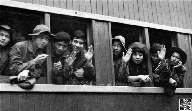 Trong ảnh: Tháng 3/1973, 150 phóng viên, điện báo viên, kỹ thuật viên Khóa GP10 của Việt Nam Thông tấn xã lên tàu vào chi viện cho Thông tấn xã Giải phóng tại chiến trường miền Nam. Ảnh: VNTTX