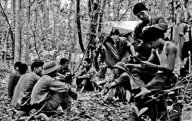 Trong ảnh: Chặng dừng chân của đoàn phóng viên GP 10 của Việt Nam Thông tấn xã trên đường vào Chiến dịch Hồ Chí Minh để chi viện cho Thông tấn xã Giải phóng. Ảnh: VNTTX