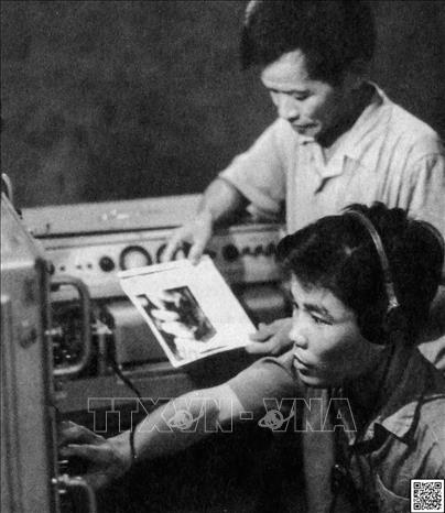 Trong ảnh: Kỹ thuật viên TTXGP thử nghiệm thu phát ảnh trên hệ thống máy Telephoto hiện đại nhất ở Việt Nam lúc bấy giờ (năm 1974) do Cộng hòa Dân chủ Đức hỗ trợ. Ảnh: TTXGP