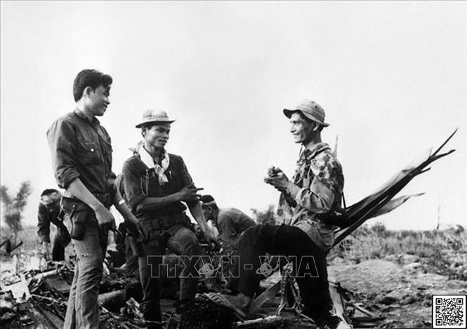 Trong ảnh: Phóng viên ảnh Phong Vân (bút danh Chính Vân) của TTXGP khai thác thông tin về du kích xã An Phú, huyện Củ Chi bắn hạ máy bay Mỹ, tháng 4/1975. Ảnh: TTXGP