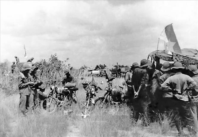 Trong ảnh: Đoàn phóng viên TTXGP đi chiến dịch Hồ Chí Minh trên đường tiến về Sài Gòn (4/1975). Ảnh: TTXGP
